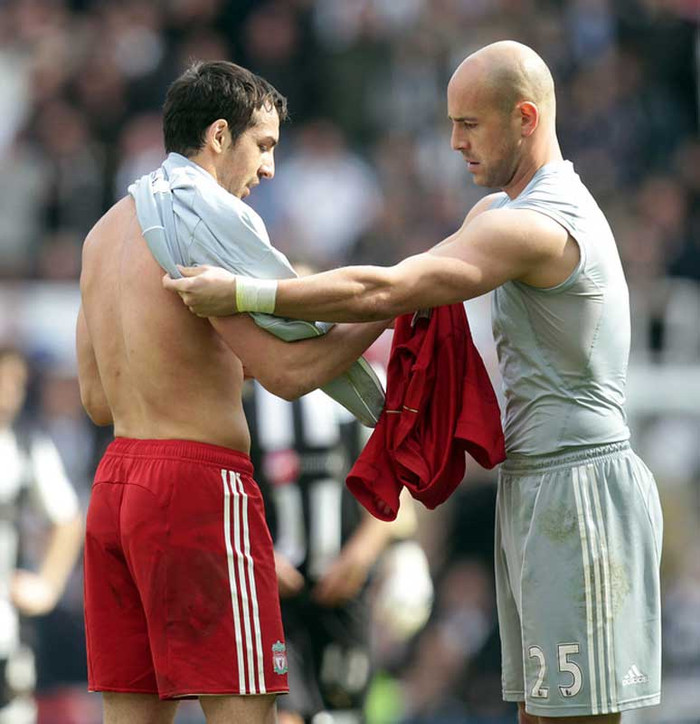 1) Thành tích: Liverpool đang đứng ở vị trí thứ 8 trên BXH, kém cả gã hàng xóm Everton một bậc. Chưa nói tới chuyện không được dự Champions League và nhận ít tiền thưởng, việc Liverpool đứng thứ 8 biến họ thành một đội bóng chỉ ở mức khá và sẽ làm mất đi sức hút với những ngôi sao muốn đến Premier League, góp phần gây khó khăn nếu The Kop muốn thực hiện một cuộc cách mạng lực lượng sau này. 1) Thành tích: Liverpool đang đứng ở vị trí thứ 8 trên BXH, kém cả gã hàng xóm Everton một bậc. Chưa nói tới chuyện không được dự Champions League và nhận ít tiền thưởng, việc Liverpool đứng thứ 8 biến họ thành một đội bóng chỉ ở mức khá và sẽ làm mất đi sức hút với những ngôi sao muốn đến Premier League, góp phần gây khó khăn nếu The Kop muốn thực hiện một cuộc cách mạng lực lượng sau này.