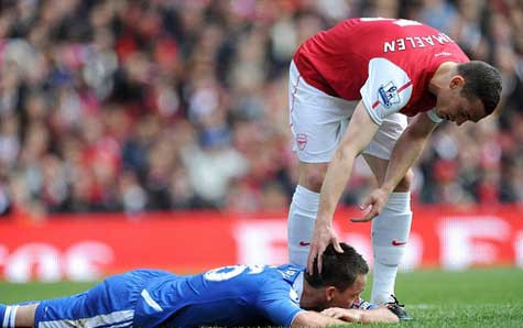 Vermaelen an ủi Terry sau khi đẩy ngã anh này