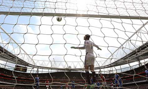 Arsenal có một ngày "đen" không kém Barcelona khi xà ngang và cột dọc từ chối họ