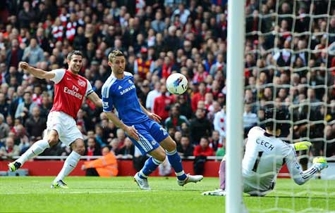 Van Persie khiến Petr Cech phải lao ra cản phá một cú đá góc hẹp