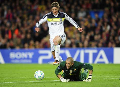 Torres vượt qua Valdes trong tình huống đặt dấu chấm hết cho hy vọng El Clasico tại Munich Torres vượt qua Valdes trong tình huống đặt dấu chấm hết cho hy vọng El Clasico tại Munich