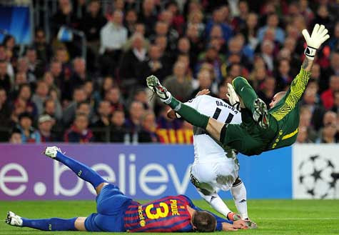 Pha va chạm khiến Pique bị choáng và phải rời sân Pha va chạm khiến Pique bị choáng và phải rời sân