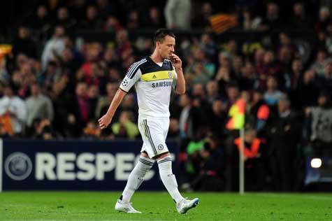 Terry rời sân sau chiếc thẻ đỏ vì lỗi đánh nguội với Sanchez Terry rời sân sau chiếc thẻ đỏ vì lỗi đánh nguội với Sanchez