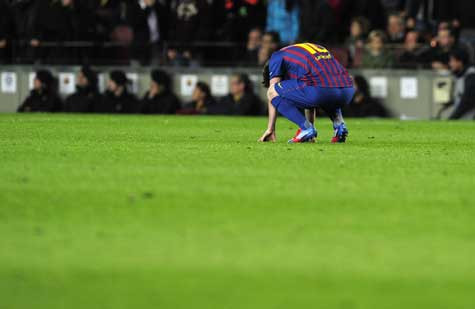 Lionel Messi khụy gối tại thánh địa Nou Camp Lionel Messi khụy gối tại thánh địa Nou Camp