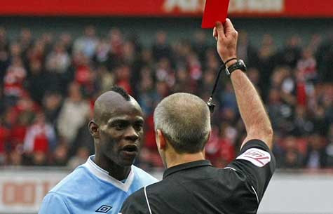 Balotelli có một ngày tồi tệ khi nhận thẻ đỏ, nhưng anh không hoàn toàn là lý do dẫn đến thất bại của Man City