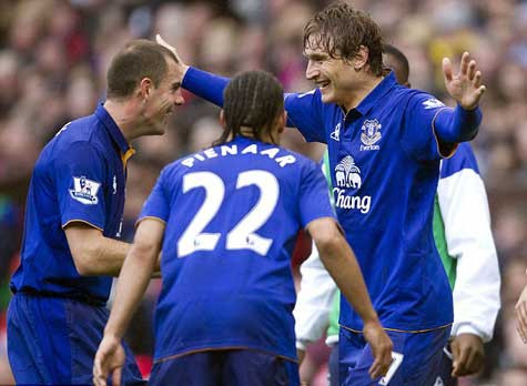 Jelavic (phải) ăn mừng bàn rút ngắn tỷ số xuống còn 4-4