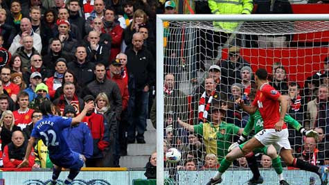 Pienaar gỡ hòa 4-4 cho Everton ở phút 85