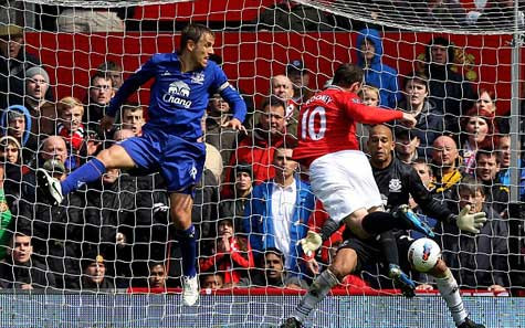 Wayne Rooney gỡ hòa cho các nhà ĐKVĐ Premier League chỉ 5 phút trước giờ giải lao