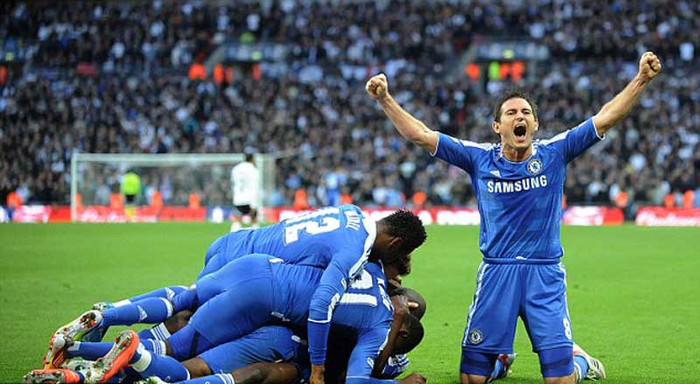 Frank Lampard (phải) ăn mừng trong lúc các đồng đội lao tới chúc mừng Ramires sau bàn thắng nâng tỷ số lên 3-1 của Chlesea trước Tottenham tại trận bán kết FA Cup diễn ra tại Wembley. Frank Lampard (phải) ăn mừng trong lúc các đồng đội lao tới chúc mừng Ramires sau bàn thắng nâng tỷ số lên 3-1 của Chlesea trước Tottenham tại trận bán kết FA Cup diễn ra tại Wembley.