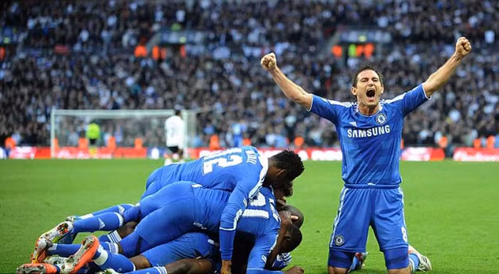 Frank Lampard (phải) ăn mừng trong lúc các đồng đội lao tới chúc mừng Ramires sau bàn thắng nâng tỷ số lên 3-1 của Chlesea trước Tottenham tại trận bán kết FA Cup diễn ra tại Wembley. Frank Lampard (phải) ăn mừng trong lúc các đồng đội lao tới chúc mừng Ramires sau bàn thắng nâng tỷ số lên 3-1 của Chlesea trước Tottenham tại trận bán kết FA Cup diễn ra tại Wembley.