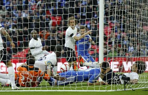 Bàn thắng của Juan Mata được công nhận bất chấp bóng chưa qua vạch vôi Bàn thắng của Juan Mata được công nhận bất chấp bóng chưa qua vạch vôi