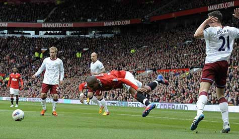 Ashley Young có một năm không tệ trong sự nghiệp đóng phim khi 2 tuần liên tiếp mang tới phạt đền cho MU Ashley Young có một năm không tệ trong sự nghiệp đóng phim khi 2 tuần liên tiếp mang tới phạt đền cho MU