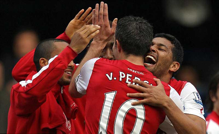 Người ta không nghĩ rằng sau thất bại thảm hại 2-8 trước MU và rơi vào một cuộc khủng hoảng, Arsenal lại có thể vượt qua được một Chelsea đang đà hưng phấn Người ta không nghĩ rằng sau thất bại thảm hại 2-8 trước MU và rơi vào một cuộc khủng hoảng, Arsenal lại có thể vượt qua được một Chelsea đang đà hưng phấn