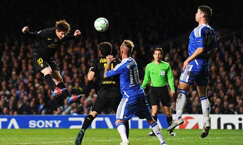 Messi với pha đánh đầu không người kèm bị Cech bắt gọn Messi với pha đánh đầu không người kèm bị Cech bắt gọn