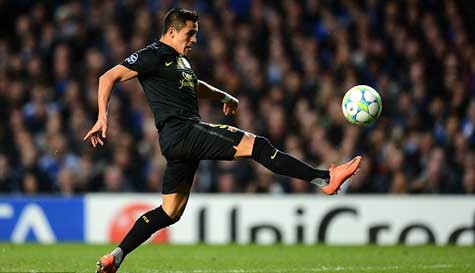 Alexis Sanchez với cú bấm bóng qua đầu Petr Cech đập trúng xà ngang Alexis Sanchez với cú bấm bóng qua đầu Petr Cech đập trúng xà ngang