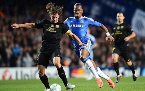 Drogba có cơ hội ghi bàn nhưng pha quặt bóng bị Puyol bắt bài (ảnh: Getty) Drogba có cơ hội ghi bàn nhưng pha quặt bóng bị Puyol bắt bài (ảnh: Getty)
