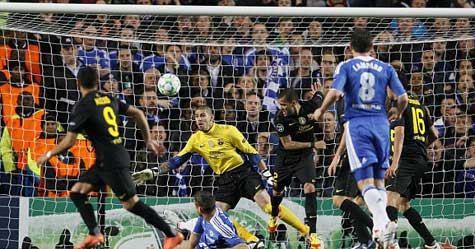 Gary Cahill suýt tung ra được cú dứt điểm trước cầu môn của Victor Valdes trong một tình huống hỗn loạn Gary Cahill suýt tung ra được cú dứt điểm trước cầu môn của Victor Valdes trong một tình huống hỗn loạn