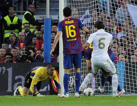 Khedira mở tỷ số cho Real sau một sai lầm chết người của Valdes