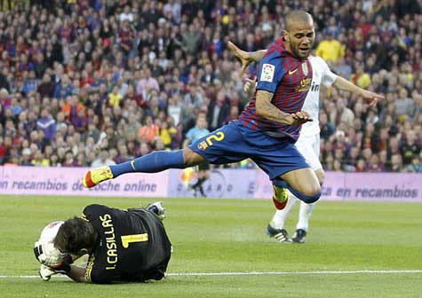 Iker Casillas lao ra truy cản pha băng lên trống trải của Dani Alves