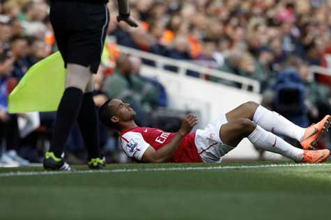 Theo Walcott nằm sân sau một pha trượt ngã Theo Walcott nằm sân sau một pha trượt ngã