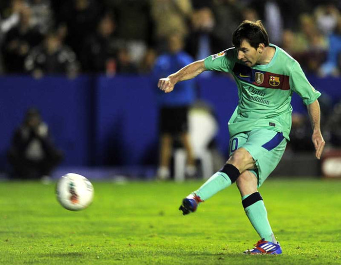 Barca mới chỉ 1 lần không thắng trong 14 trận gần nhất, và đó là trận hòa không bàn thắng trước AC Milan ở Champions League. Milan có một hàng phòng ngự chặt chẽ hơn hẳn Chelsea mùa giải này, trong khi Lionel Messi đã có 29 bàn thắng trong 15 trận ở cả CLB lẫn ĐTQG. Khả năng rất cao là Messi sẽ lại có tên trên bảng điện tử một lần nữa.