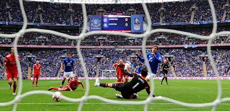 Jelavic mở tỷ số cho Everton sau một sai lầm phòng ngự của cặp Agger - Carragher Jelavic mở tỷ số cho Everton sau một sai lầm phòng ngự của cặp Agger - Carragher