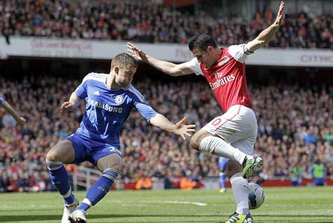 Gary Cahill truy cản một pha đột phá của Van Persie (ảnh: Getty) Gary Cahill truy cản một pha đột phá của Van Persie (ảnh: Getty)