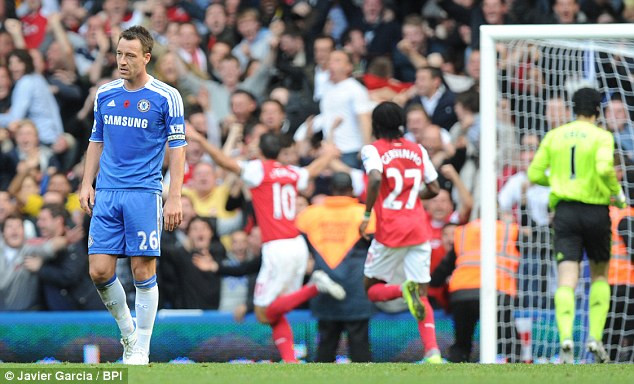 John Terry có một trận lượt đi đáng quên khi trượt ngã mang đến bàn thắng nâng tỷ số 4-3 của Van Persie cho Arsenal