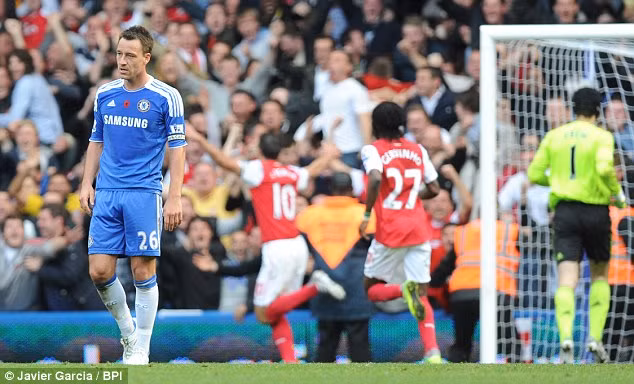 John Terry có một trận lượt đi đáng quên khi trượt ngã mang đến bàn thắng nâng tỷ số 4-3 của Van Persie cho Arsenal