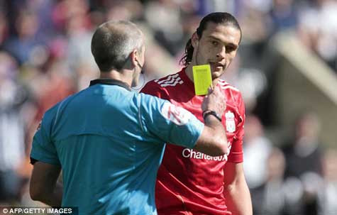 Andy Carroll bị thẻ vàng ở phút thứ 9 sau khi ngã trong vòng 16m50 của Newcastle Andy Carroll bị thẻ vàng ở phút thứ 9 sau khi ngã trong vòng 16m50 của Newcastle