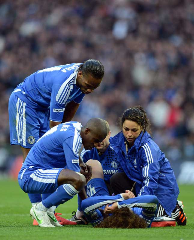 Về lực lượng, Chelsea gần như chắc chắn mất David Luiz sau chấn thương của anh này trong trận thắng Tottenham, và người thay thế sẽ là Gary Cahill. Branislav Ivanovic trở lại vị trí hậu vệ phải sau án treo giò, còn Fernando Torres nhiều khả năng sẽ được xếp đá trung phong thay cho Didier Drogba. Vị trí tiền đạo phải là nơi duy nhất còn đang là dấu hỏi đối với Roberto Di Matteo, ông sẽ chọn giữa Salomon Kalou và Raul Meireles. Ivanovic, Ashley Cole, David Luiz, Meireles chỉ thêm 1 chiếc thẻ vàng nữa là sẽ bị treo giò.