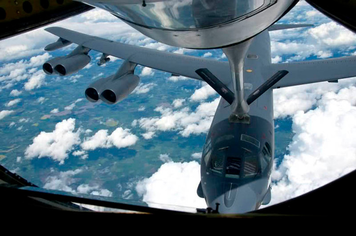 Pháo đài bay B-52H thuộc Phi đội máy bay ném bom chiến lược 23 thực hiện tiếp dầu trên không. Phi đội 23 là đơn vị thuộc biên chế của Liên đội ném bom số 5. Trong thời gian vừa qua, Phi đội đã được triển khai từ căn cứ không quân Minot đến các căn cứ không quân ở Pháp và Đức để thực hiện nhiệm vụ và sau đó trở về Minot.