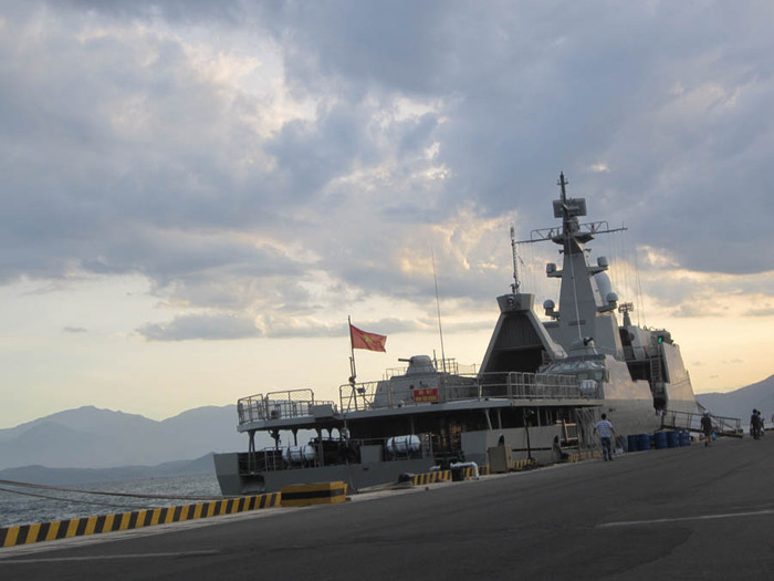 Để chống ngầm, hộ vệ hạm Đinh Tiên Hoàng được lắp đặt 2 ngư lôi 533mm, 1 rocket phản lực RBU-6000 và trạm thủy âm loại MGK-335...... Tàu có thể mang theo một máy bay trực thăng chống ngầm Ka-28 hoặc Ka-31.