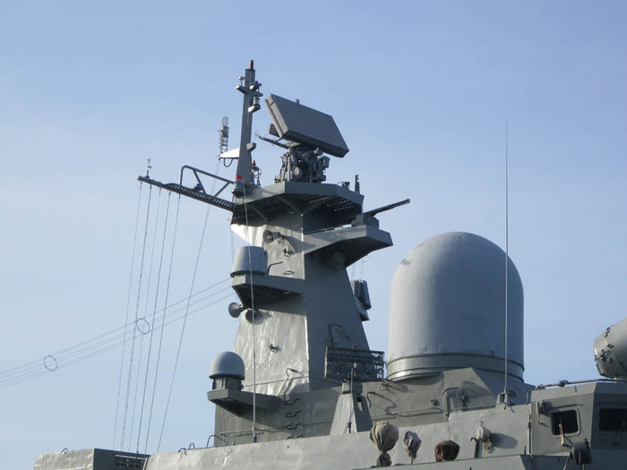 Hình ảnh cận cảnh hệ thống radar của hộ vệ hạm Đinh Tiên Hoàng. Hệ thống radar này sẽ phát hiện các mục tiêu trên không, trên biển từ xa để đưa ra cảnh báo, đồng thời cung cấp các tham số cho các hệ thống vũ khí của chiến hạm để tiêu diệt mục tiêu.