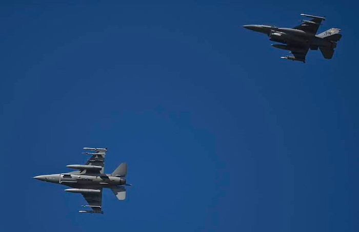 Hai tiêm kích F-16C Fighting Falcon thuộc phi đội máy bay chiến đấu 77 trở về căn cứ không quân Eielson, Alaska sau khi hoàn thành nhiệm vụ huấn luyện chiến đấu tại căn cứ không quân Shaw, Nam Carolina ngày 11 tháng 6 năm 2012.