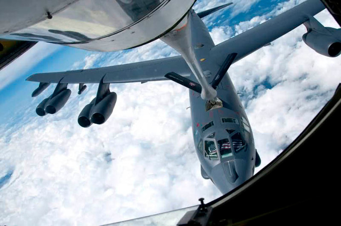 Pháo đài bay B-52H thuộc Phi đội máy bay ném bom chiến lược 23 thực hiện tiếp dầu trên không. Phi đội 23 là đơn vị thuộc biên chế của Liên đội ném bom số 5. Trong thời gian vừa qua, Phi đội đã được triển khai từ căn cứ không quân Minot đến các căn cứ không quân ở Pháp và Đức để thực hiện nhiệm vụ và sau đó trở về Minot.