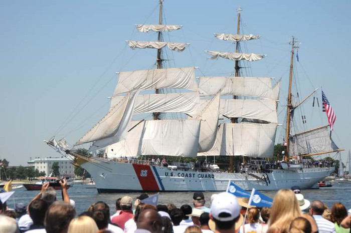 Tàu tuần duyên USCGC Eagle (WIX-327) trên sông Elizabeth trong lễ hội OpSail 2012 Virginia. Eagle là tàu buồm dài 90 m, được dùng làm tàu huấn luyện cho các học viên và ứng viên sĩ quan của Học viện Tuần duyên Hoa Kỳ. Ban đầu nó được đóng ở Đức và có tên là Horst Wessel. Nó bị Hoa Kỳ chiếm được như chiến lợi phẩm vào năm 1945.