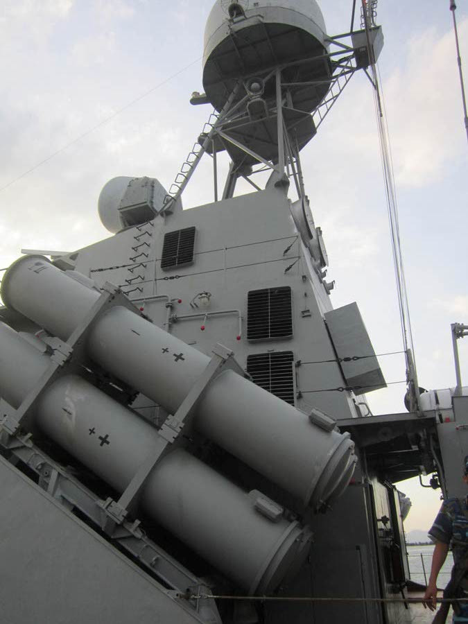 Vũ khí trên tàu bao gồm: 8 tên lửa đối hạm Kh-35 Uran, 1 khẩu 76,2 mm/59cal DP, 1 khẩu pháo 30 mm và 2 khẩu súng máy 12,7 mm..... Trong ảnh là tổ hợp tên lửa đối hạm Uran và hệ thống radar của tàu tên lửa tốc độ cao BPS-500.