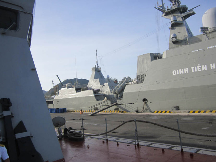 Hộ vệ hạm Đinh Tiên Hoàng có lượng giãn nước toàn phần khoảng 2.100 tấn, dài 102 m, trang bị động cơ Diesel CONDOG đơn trục cho phép tàu có thể đạt tốc độ 21 hải lý và tầm hoạt động lên đến 20.000 dặm ở tốc độ 10 hải lý.