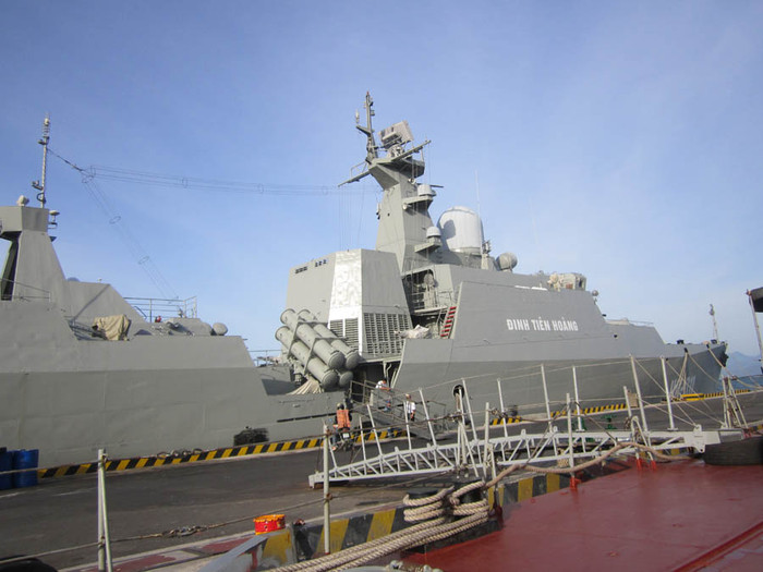 Vũ khí súng, pháo và tên lửa của hộ vệ hạm Đinh Tiên Hoàng bao gồm: Tổ hợp tên lửa đối hạm Uran với cự ly bắn đến 130km, gồm 2 dàn phóng tên lửa có cánh chống hạm loại Kh-35E bao gồm 8 ống phóng...