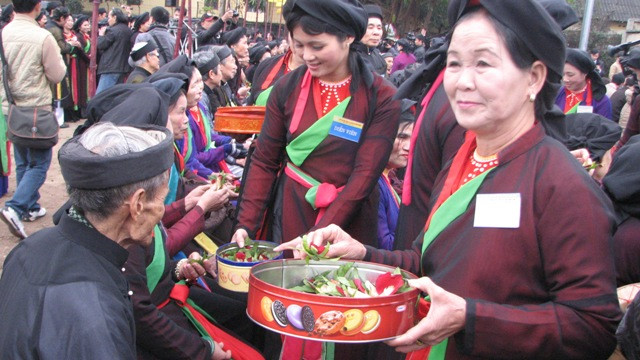 Những liền chị mời trầu tại hội Lim Những liền chị mời trầu tại hội Lim