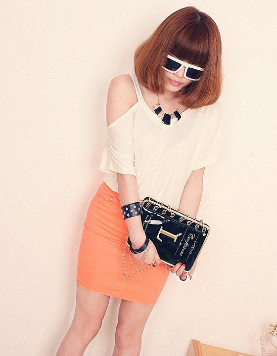 Màu cà rốt và màu trắng là sự kết hợp hoàn hảo cho phong cách giản dị nhưng nổi bật. Xem thêm: Lộng lẫy và lãng mạn như váy cưới mùa hạ