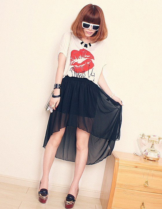 Váy ngắn hai lớp tuy kín đáo những vẫn khoe được đôi chân đẹp của bạn. Xem thêm: Lộng lẫy và lãng mạn như váy cưới mùa hạ