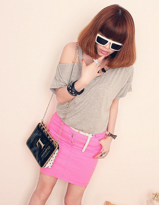 Áo phông màu tàn thuốc trễ vai cùng váy hồng, cá tính nhưng không đánh mất vẻ nữ tính của bạn gái. Xem thêm: Lộng lẫy và lãng mạn như váy cưới mùa hạ