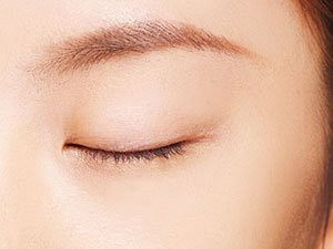 Chuẩn bị nền mắt màu trắng và màu hồng để trang điểm cho mí mắt trên. Xem thêm: Cận cảnh: Sao Hàn "thăng hạng nhan sắc" nhờ trang điểm và phẫu thuật Chuẩn bị nền mắt màu trắng và màu hồng để trang điểm cho mí mắt trên. Xem thêm: Cận cảnh: Sao Hàn "thăng hạng nhan sắc" nhờ trang điểm và phẫu thuật