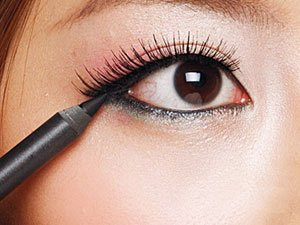 Dùng bút kẻ mắt kẻ đường viền phía trong cho mí mắt dưới. Xem thêm: Cận cảnh: Sao Hàn "thăng hạng nhan sắc" nhờ trang điểm và phẫu thuật Dùng bút kẻ mắt kẻ đường viền phía trong cho mí mắt dưới. Xem thêm: Cận cảnh: Sao Hàn "thăng hạng nhan sắc" nhờ trang điểm và phẫu thuật