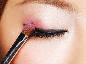 Cần tập trung và làm nổi bật ở phía đuôi mắt. Xem thêm: Cận cảnh: Sao Hàn "thăng hạng nhan sắc" nhờ trang điểm và phẫu thuật Cần tập trung và làm nổi bật ở phía đuôi mắt. Xem thêm: Cận cảnh: Sao Hàn "thăng hạng nhan sắc" nhờ trang điểm và phẫu thuật