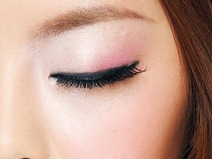 Dùng nền màu trắng đánh lên toàn bộ diện tích mí mắt trên từ sát hốc mắt đến sau đuôi mắt rồi tiếp tục đánh màu hồng. Sau đó kẻ đường viền cho mắt. Xem thêm: Cận cảnh: Sao Hàn "thăng hạng nhan sắc" nhờ trang điểm và phẫu thuật Dùng nền màu trắng đánh lên toàn bộ diện tích mí mắt trên từ sát hốc mắt đến sau đuôi mắt rồi tiếp tục đánh màu hồng. Sau đó kẻ đường viền cho mắt. Xem thêm: Cận cảnh: Sao Hàn "thăng hạng nhan sắc" nhờ trang điểm và phẫu thuật