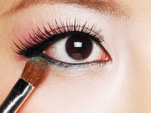 Sử dụng màu hồng cho mí mắt trên, và xanh đen cho mí mắt dưới. Xem thêm: Cận cảnh: Sao Hàn "thăng hạng nhan sắc" nhờ trang điểm và phẫu thuật Sử dụng màu hồng cho mí mắt trên, và xanh đen cho mí mắt dưới. Xem thêm: Cận cảnh: Sao Hàn "thăng hạng nhan sắc" nhờ trang điểm và phẫu thuật