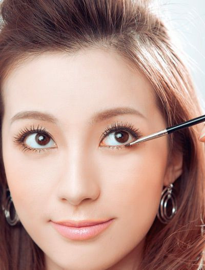 Với mắt cũng sử dụng tông nâu, sau khi kẻ viền mắt, đánh tông nâu lên cả mí mắt trên mà mí mắt dưới, càng về sau đuôi mắt càng đậm. Xem thêm: Cận cảnh: Sao Hàn "thăng hạng nhan sắc" nhờ trang điểm và phẫu thuật Với mắt cũng sử dụng tông nâu, sau khi kẻ viền mắt, đánh tông nâu lên cả mí mắt trên mà mí mắt dưới, càng về sau đuôi mắt càng đậm. Xem thêm: Cận cảnh: Sao Hàn "thăng hạng nhan sắc" nhờ trang điểm và phẫu thuật